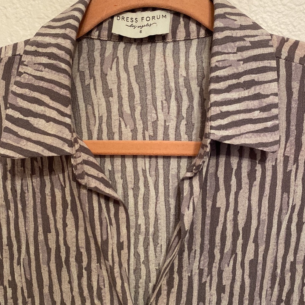 Ladies blouse size S. but fits like a L. Very forgiving. Gray & light lavender